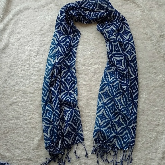 Set of 2 blue fashion scarves - Like new! - Picture 4 of 6